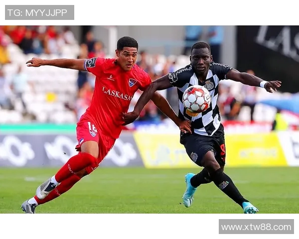 摩里伦斯与查维斯激战正酣谁能在这场对决中笑到最后