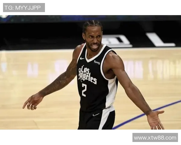 东契奇与莫里斯的对决谁能在赛场上笑到最后揭开胜负之谜